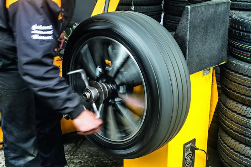 Roda de carro sendo balanceada em máquina na Mec 3 Centro Automotivo Borracharia.