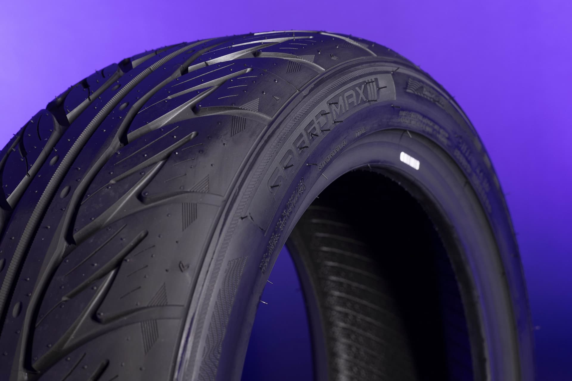 Pneu Speedmax novo em destaque na Mec 3 Centro Automotivo em Cajati.