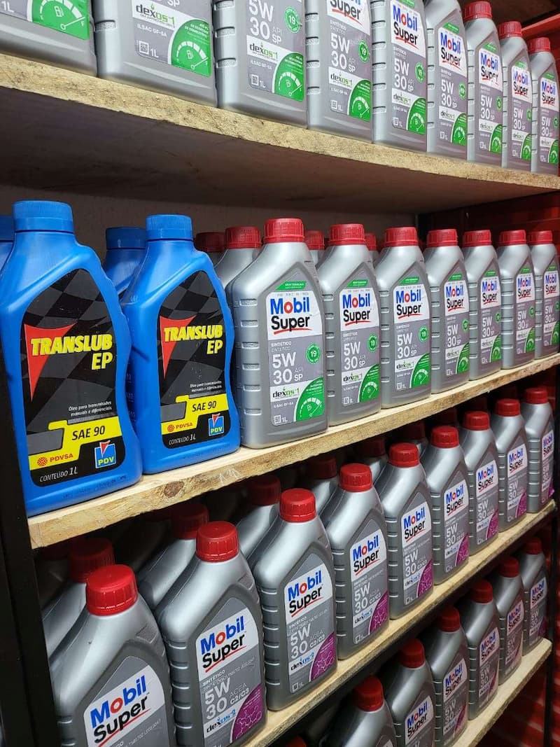 Garrafas de óleo Mobil Super, 5W30 e 5W40, utilizadas na troca de óleo da Mec 3 Centro Automotivo em Cajati.